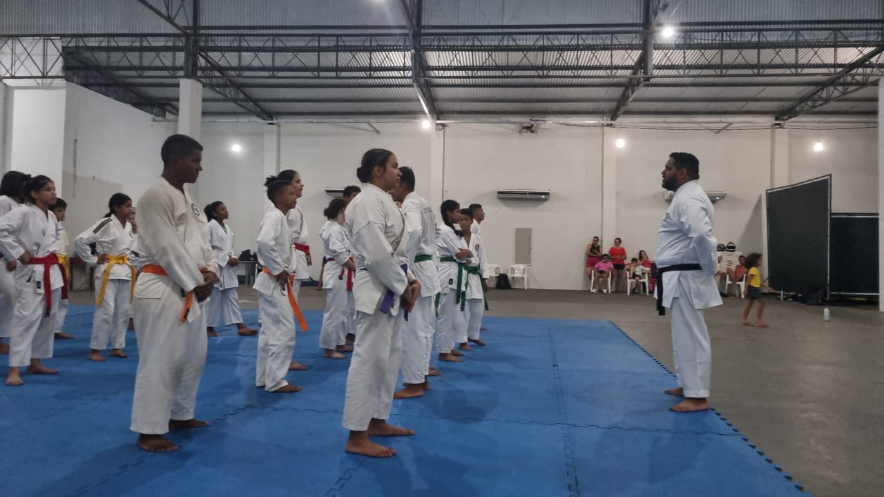 Sensei orientando turma durante treino no Rotary