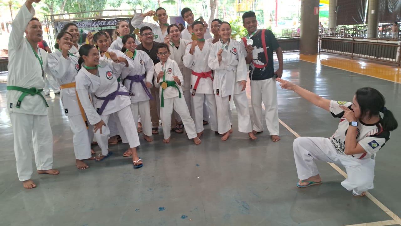 Atletas celebrando as conquistas no Campeonato Brasileiro