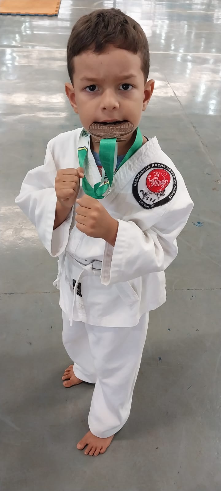 Jovem atleta com medalha no Campeonato Brasileiro